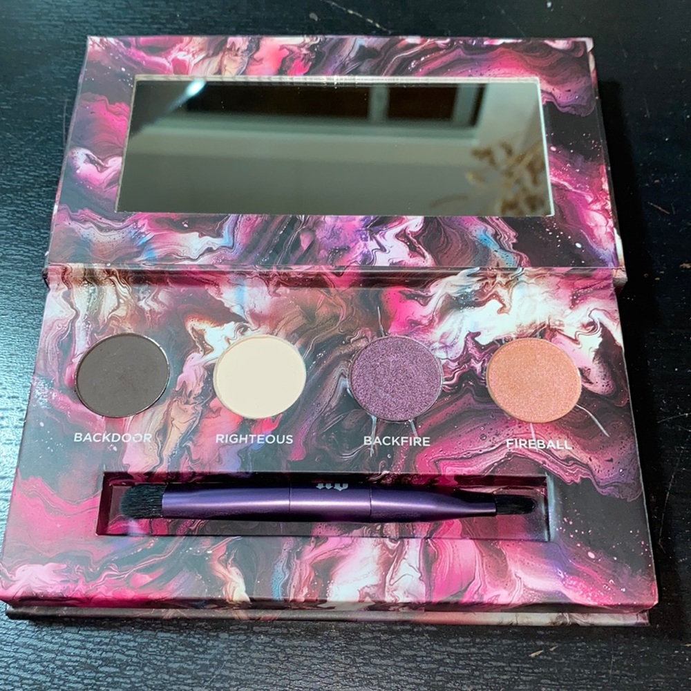 Urban Decay Urban Addictions Eyeshadow Palette with Brush duo
